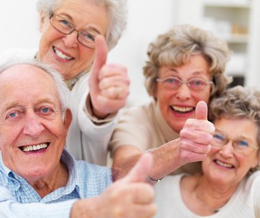 Personnes agées contentes - appareillage de l'adulte