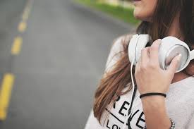 Jeune avec un casque audio